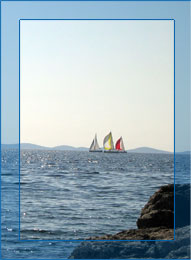 Regatta in der kroatischen Adria – beobachtet von der Küste der Insel Murter (norddalmatinische Inselgruppe) aus mit Blick in Richtung des weltberühmten Kornati Archipels. --- Copyright: www.sif.at