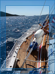Starkwind und Böen bei der Insel Molat produzieren mächtig Lage im Schiff. Der Maestrale bringt häufig nachmittags Starkwinde entlang der kroatischen Küste. --- Copyright: www.sailseast.at